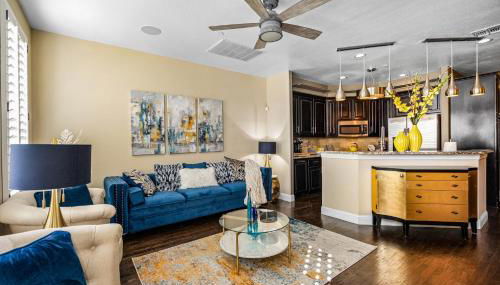 Luxury & Highly furnished upscale w Patio & Garage - Foto 3