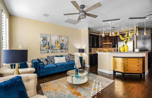 Luxury & Highly furnished upscale w Patio & Garage - Foto 3