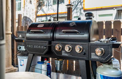 HOT TUB Firepit Pool Table Patio Cozy Downtown Denver - Foto 73