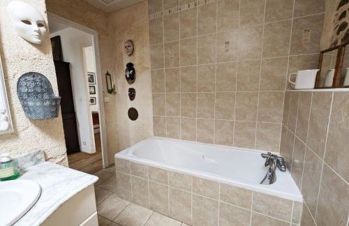 Rare pearl with garden facing the sea - Photo 14