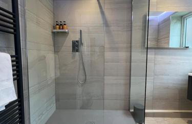 The Place with king beds, Ensuite Bathrooms, Close to Airport and Free Parking - Foto 23