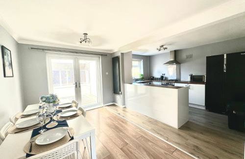 Stunning Open Plan 3 Bed House - Driveway & Garden - Foto 1