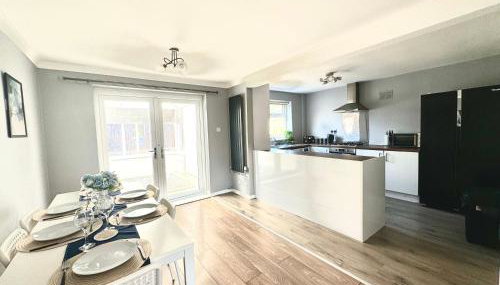 Stunning Open Plan 3 Bed House - Driveway & Garden - Foto 1, stove