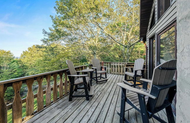 Sky View Chalet by Avantstay Stunning Interior, Spacious Deck, Hot Tub, & View - Photo 41