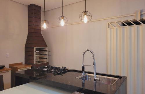 Casa funcional - 02 quartos, 02 camas de casal, 01 cama de solteiro, cozinha gourmet e garagem para carro pequeno - Foto 2