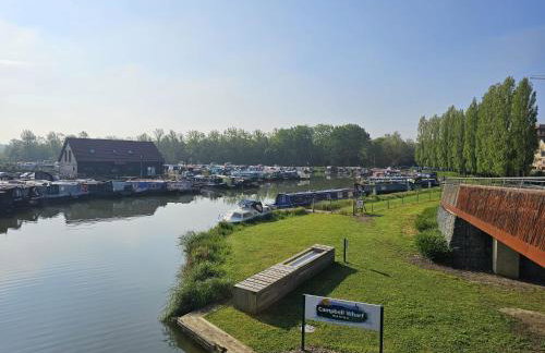 Luxury 1-Bed Apartment with balcony & Free parking - Photo 23