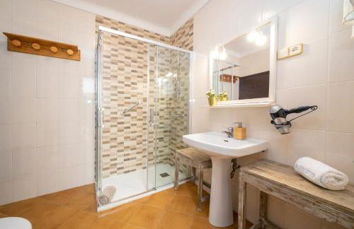 21 Sleeps Private Pool Villa & BBQ Near Barcelona - Foto 28