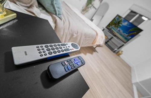 Entire Private Home with 4 Bedrooms 2 Bathrooms, Hot Tub, King Bed, 80 TV, Gated Yard, Ranch Style, Available Now - Foto 51