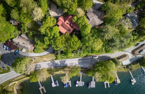 Stunning 4BR Retreat, Deck, Ping Pong, Near Marina - Foto 2