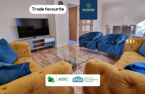 MUIRTON HOUSE - INVOICE and REDUCED PRICE only via SUNRISE SHORT LETS DUNDEE, 4 Bed House, 4 Car Parking, 2 Baths, 5 Smart TVs, Fully Equipped Kitchen, Large Dining and Living Space, Rear Garden, Free WiFi, and ONLY 9 Mins to STANNERGATE Ports - Foto 2