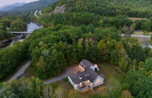 White Mountain Retreat with Theater, Fire Pit, Game Room and River Access - Foto 1