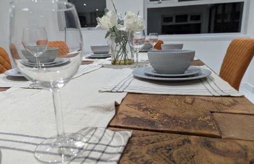 Large 4 Bed Hse, Sleeps 7, 3 BTH, Drive PRKG-4 Cars, M4-A329, Shinfield Studios, 10mins, Reading, Ascot & Legoland 20mins, Film Crew, Contractor & Family Friendly - Foto 18