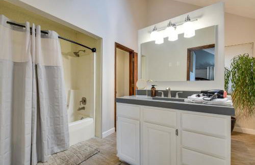 Large Home with Game Room, 4 Mi to Mississippi River - Foto 14