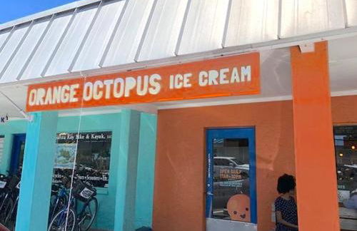 Newly remodeled 8-steps to sand path of Beach! Unit D - Foto 53