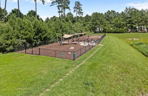 Entire home in prime Raleigh with community pool, dog park and golf course - Photo 32