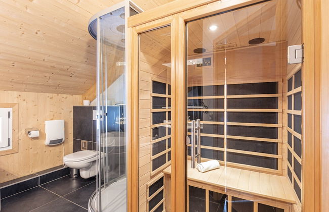 Spacious Chalet With IR Sauna and Whirlpool - Foto 14