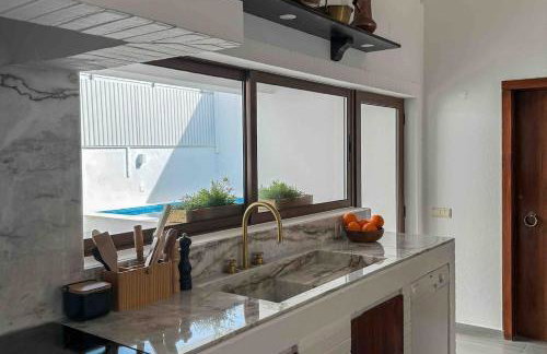 The Old House with Heated Pool, BBQ, Fireplace - Photo 7