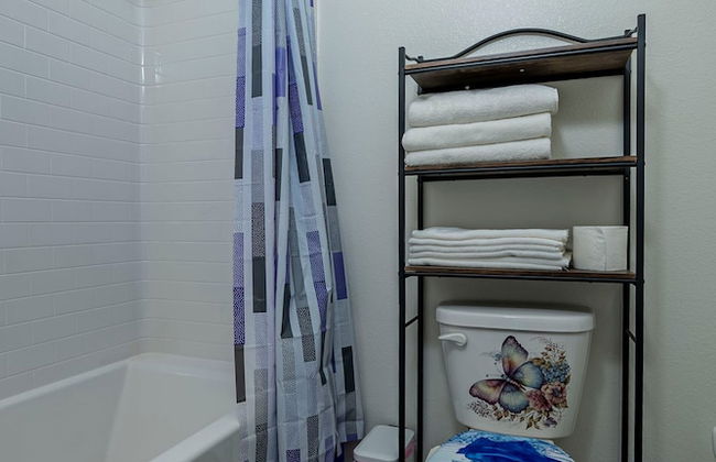 Luxurious Ontario Townhouse Ideal Family Retreat - Photo 34