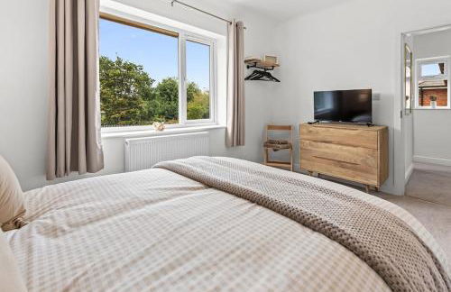 4 Bed Home sleeps 7 close to Cheshire Oaks Princes Rd - Photo 28