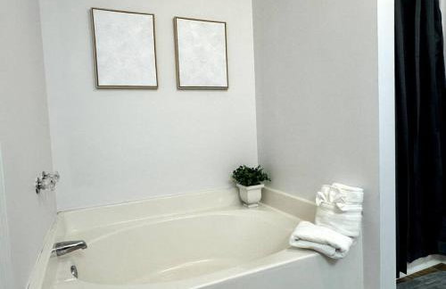 Bright Spacious Renovated Home Master on Main - Foto 29