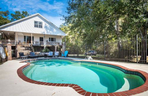 Bayou Breeze Retreat with Pool & River Access - Foto 40