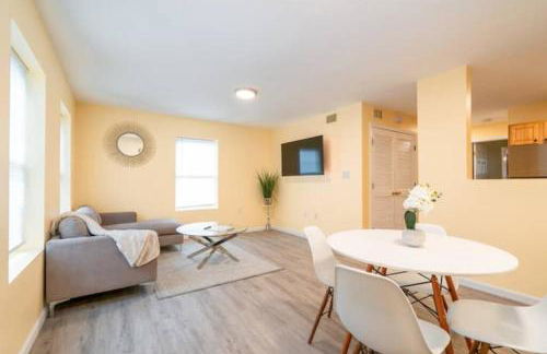 Gorgeous Waterfront 2 Bedroom 1 Bath Modern Home. - Foto 3