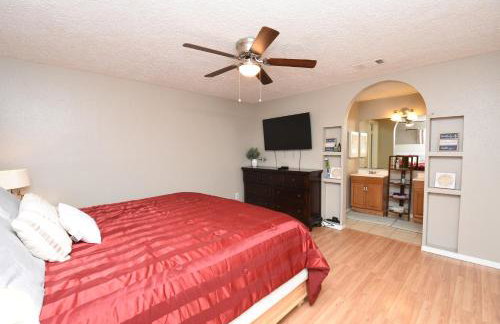 10 Minutes from IAH and Mall, Newly Rehabbed - Foto 48