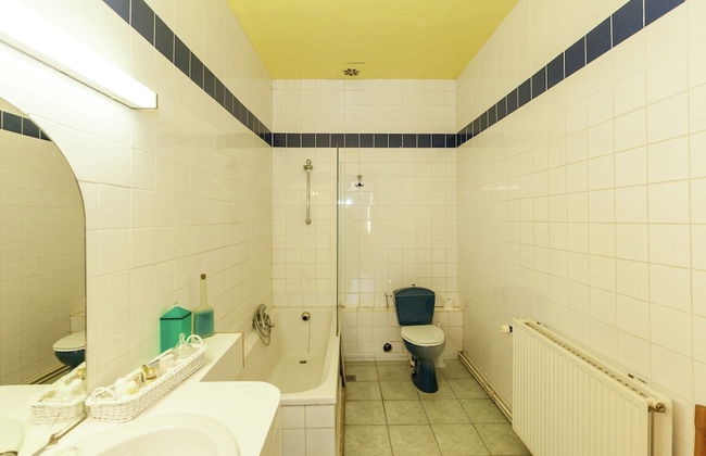 Spacious Holiday Home With Garden - Photo 32