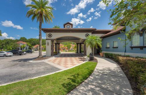 4BR Bella Vida Lakeview Pool Townhome - Photo 35