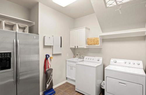 Spacious 4BR 3BA with Yard Mins to LakeLewisville - Foto 35