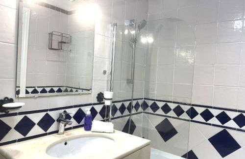 STYLISH TOWNHOUSE IN BEACHFRONT COMPLEX - Photo 25