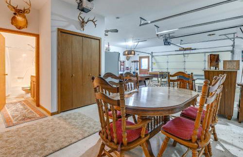 Pet Friendly with Game Room, Hot Tub and Private Dock! - Foto 29