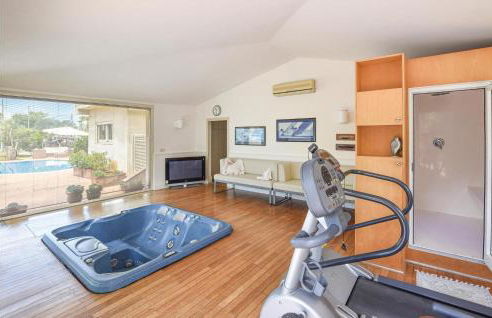 Amazing Home With Pool - Photo 6