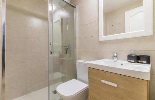 CASA ZUZA - AC, heated pool, 2 terraces, 2 bedrooms & bathrooms, tv channels - Foto 35