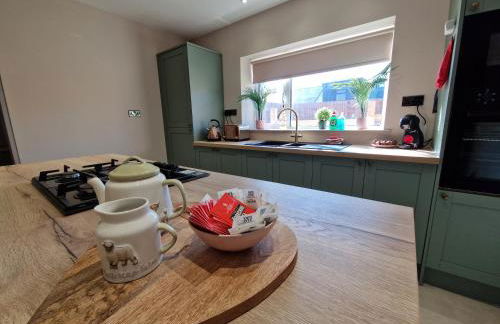 Stylish and Modern 7 Bedroom house near Brecon Beacons - Photo 5