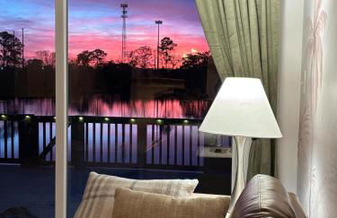 Sunset Serenity!!-Tropical Waterfront Oasis-Huge Private Patio-10Min to KingSt & Beaches - Foto 42