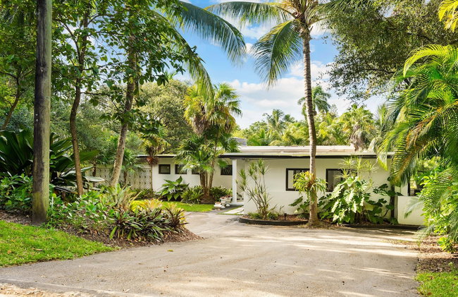 Peaceful 3BD Family House With Pool - Photo 28