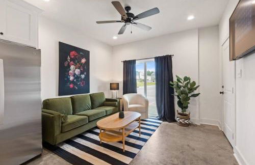 Teche House KING Bed Luxury Getaway Fast WiFi - Foto 1