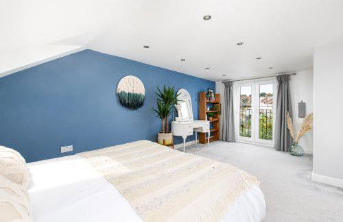 Charming Family Home with Stoves, Garden & Parking - Foto 24