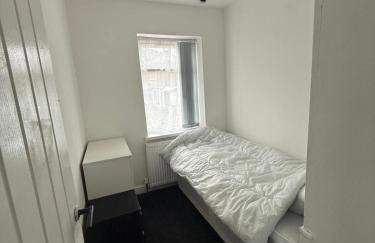 3 Bed Semi, Bingley, BD16, Free Parking, Wi-Fi - Foto 5