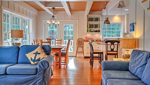 Beautiful Sandy Point Getaway with Wraparound Deck! - Foto 5