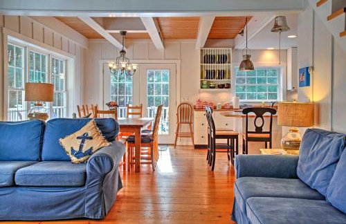 Beautiful Sandy Point Getaway with Wraparound Deck! - Foto 5