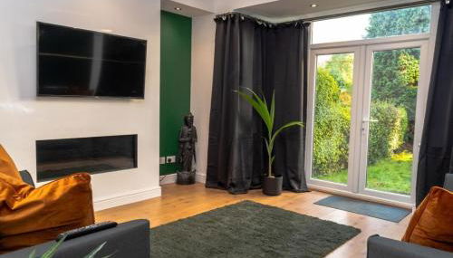 Comfortable 3BR Home, Steps from York Town Centre, Sleeps 6, Free Parking - Foto 1