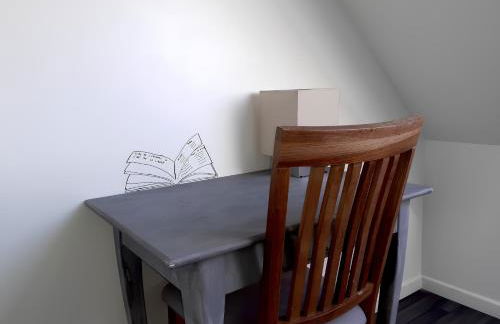 L'artistique, 4 lits, 2 chambres, stationnement gratuit, spacieux, atypique - Photo 14