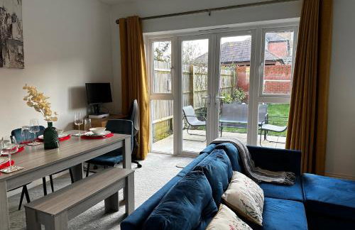 Three-bedroom modern family home by the pond with free parking - Photo 4