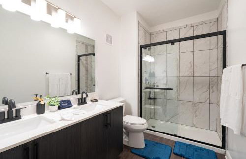 Sunrise Glow Spacious 2BR 2BA 2 King Beds Gym WFH - Foto 29