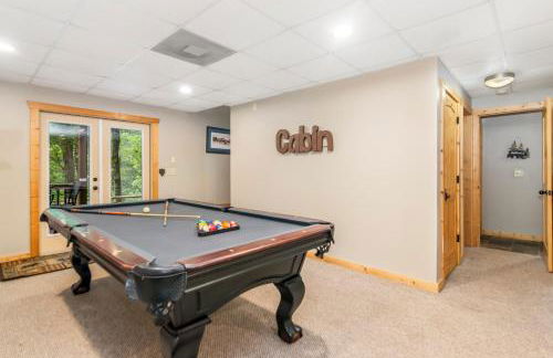 Amazing Creek View Cabin w/ Hot Tub, Firepit & Pool Table - Foto 27