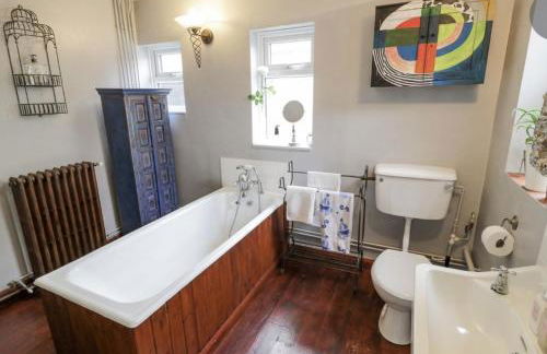 Lovely Comfortable 3 Bed Home, Worcester - Photo 15