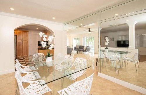 Stunning Lake-Front Villa with Pool & Spa - Foto 19