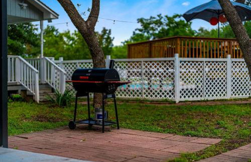 Serene Family Retreat King Beds Pool Hot Tub and Games - Photo 45